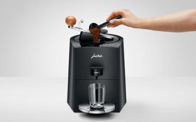 Añadiendo café en la nueva cafetera ONO de Jura